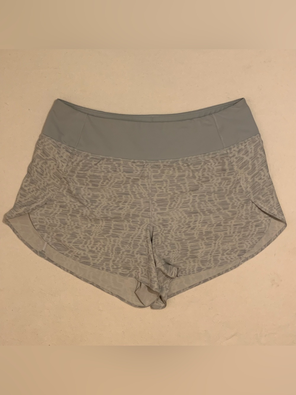 Athleta Printed Run With It Patterned Gray Green Athletic Short Sz 1X Zip Pocket